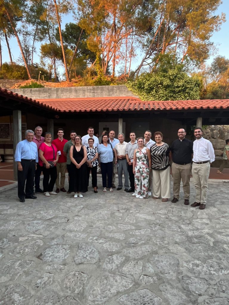 Os novos seminaristas com as famílias e a equipa do Seminário de Leiria